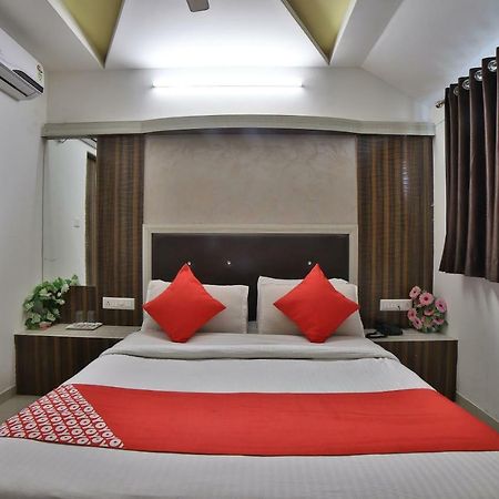 Hotel Sunstay Ahmedabad Bagian luar foto