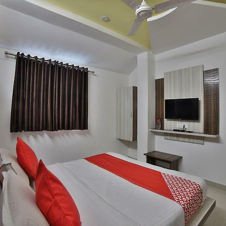 Hotel Sunstay Ahmedabad Bagian luar foto