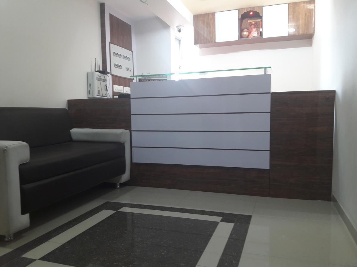 Hotel Sunstay Ahmedabad Bagian luar foto