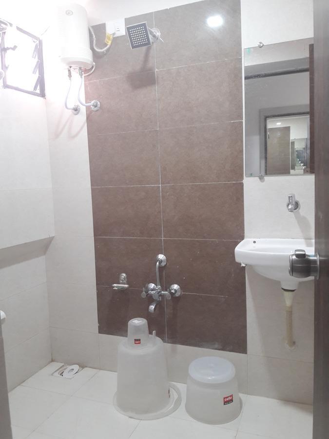 Hotel Sunstay Ahmedabad Bagian luar foto