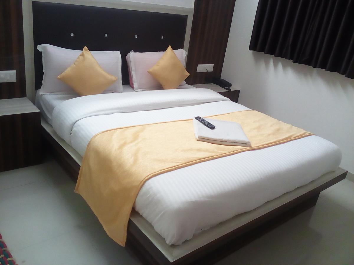 Hotel Sunstay Ahmedabad Bagian luar foto