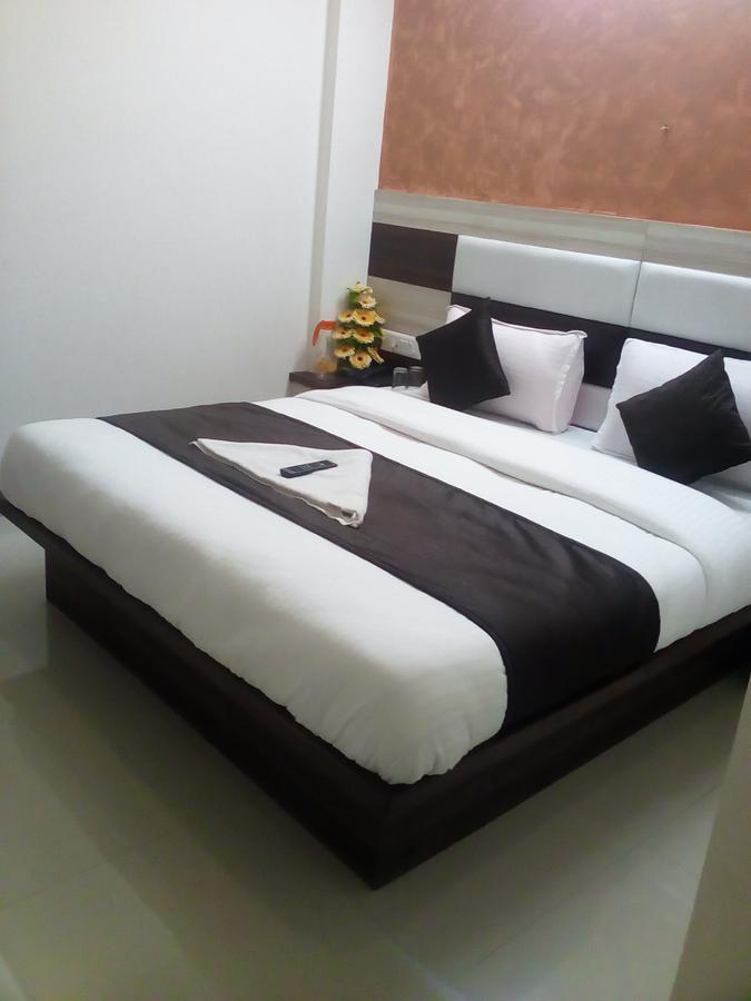 Hotel Sunstay Ahmedabad Bagian luar foto
