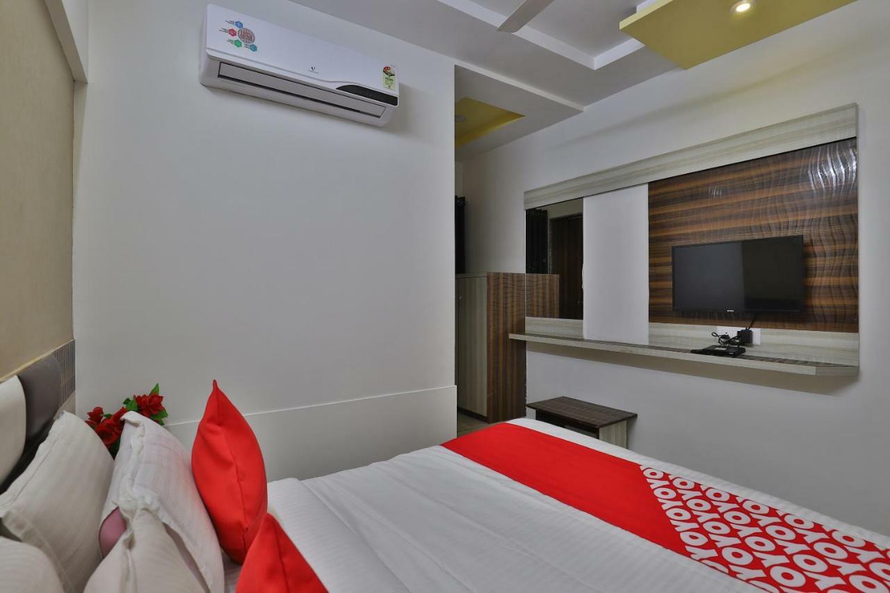 Hotel Sunstay Ahmedabad Bagian luar foto
