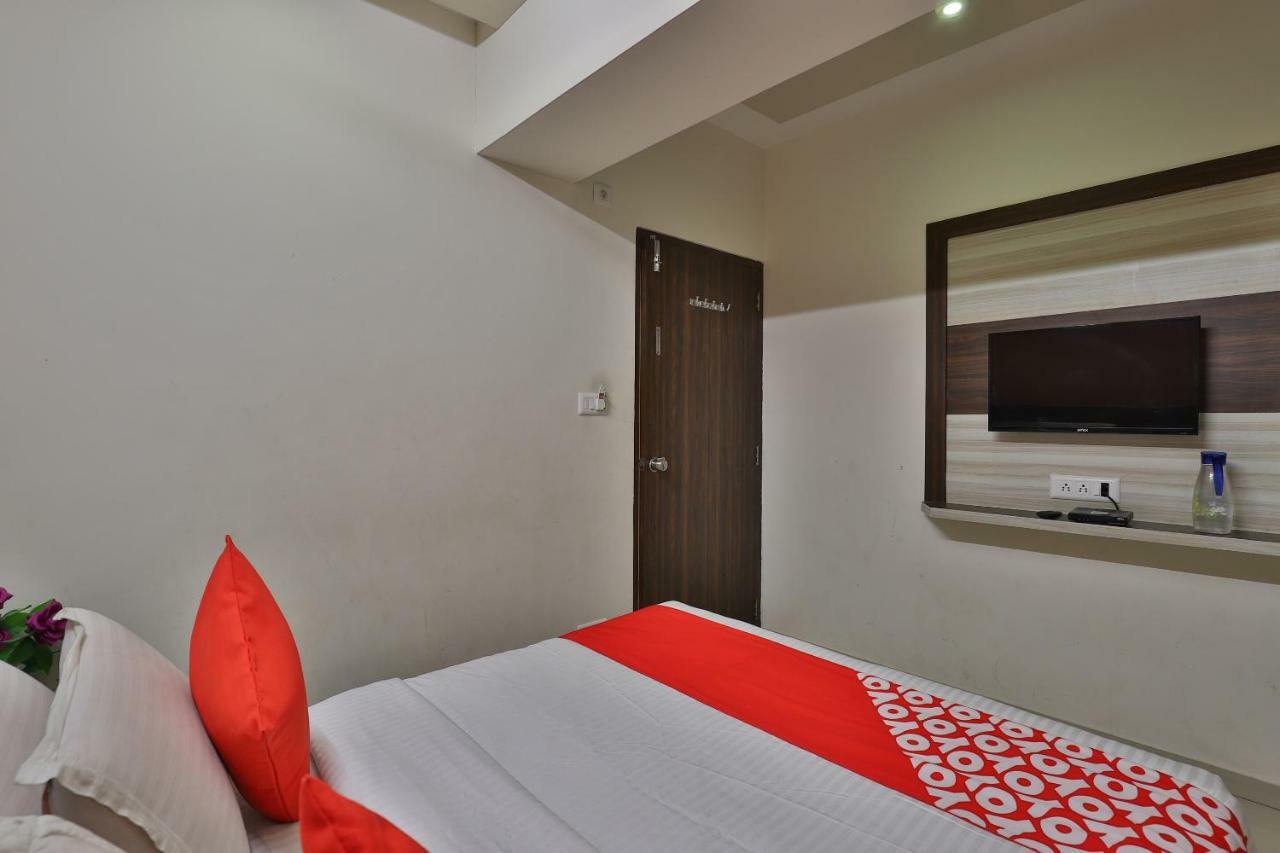 Hotel Sunstay Ahmedabad Bagian luar foto