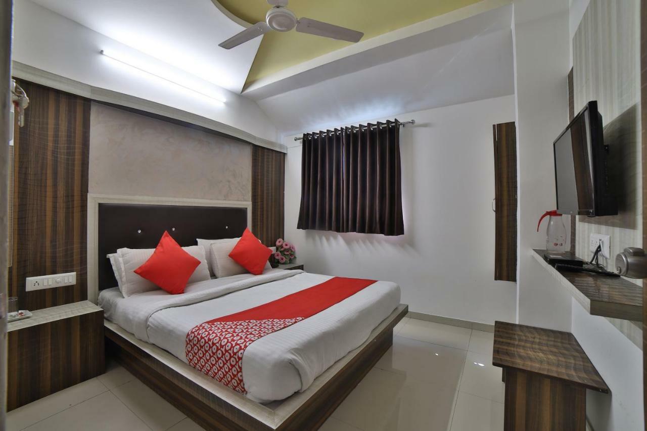 Hotel Sunstay Ahmedabad Bagian luar foto